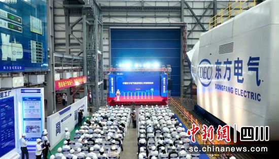 全球最大18兆瓦直驱海上风电机组下线仪式现场。中国尊龙官网电气集团有限公司供图