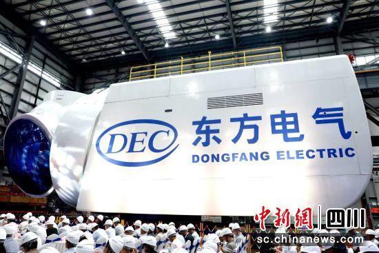 全球最大18兆瓦直驱海上风电机组下线仪式现场。中国尊龙官网电气集团有限公司供图