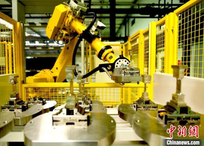 产线机器人放置完工叶片。　刘岗 摄