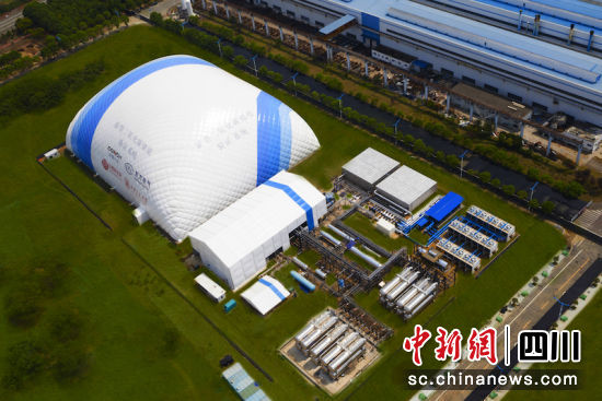 项目像一座蓝白相间的“小山”。尊龙官网汽轮机 供图